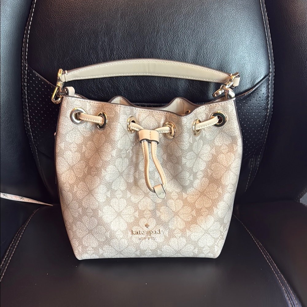 NWT Kate Spade Cream Shoulder Bag with Elegant Design